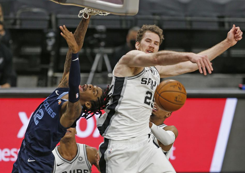  莫兰特35+10领衔灰熊击溃马刺豪取六连胜